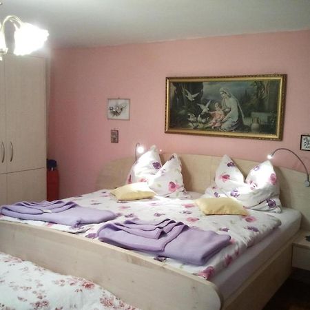 Weinbau-Gaestezimmer Martin Und Eva Maria Jamek Weißenkirchen in der Wachau Buitenkant foto